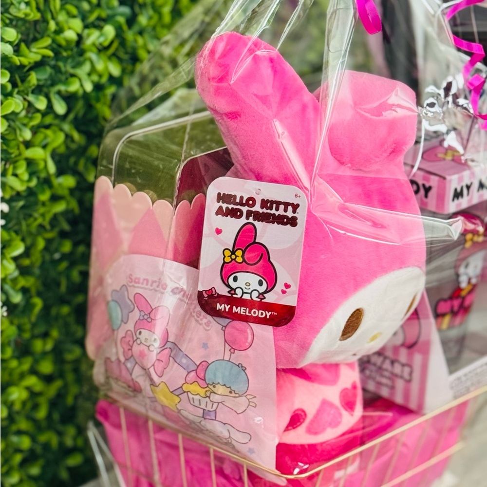 New My Melody Valentines Gift Basket - Picture 2 of 5